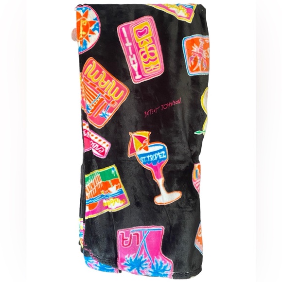 Betsey Johnson Dream Vacation Plush Throw Blanket NWT Maui NY LA St Barts Miami - Picture 2 of 10